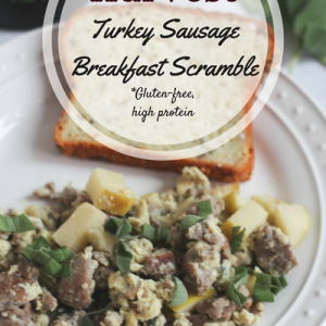 Harvest turkey sausage scramble! A high-protein and gluten-free quick breakfast, packed with protein and fall flavors. fitnessista.com