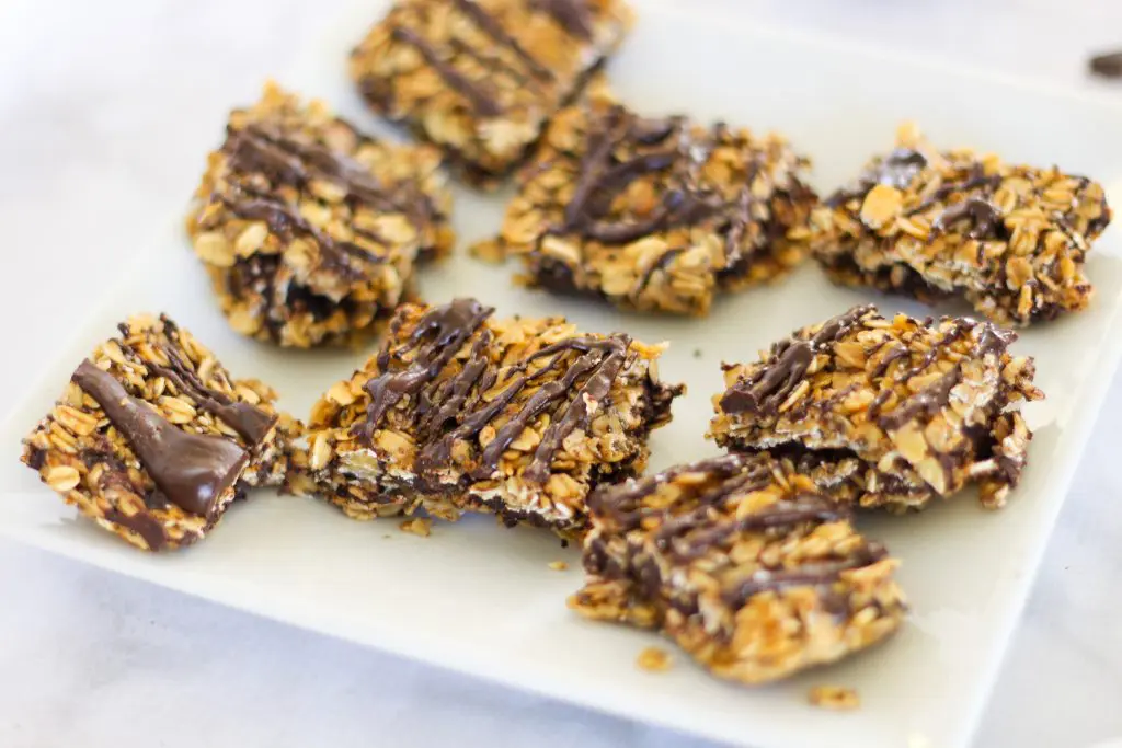 No-bake almond butter chocolate oat bars! A delicious and healthy snack recipe. fitnessista.com