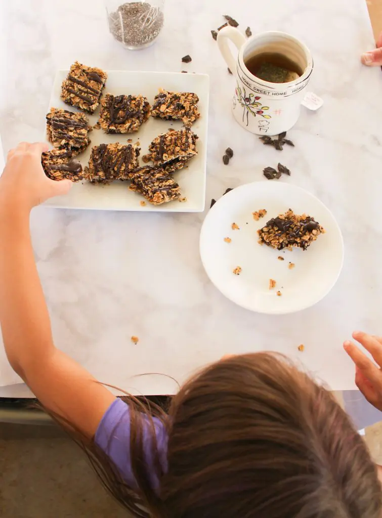 No-bake almond butter chocolate oat bars! A delicious and healthy snack recipe. fitnessista.com