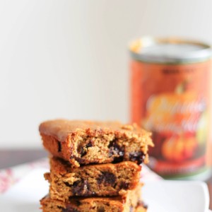 FLOURLESS pumpkin chocolate chip bars! a holiday treat that's secretly packed with nutrition and under 200 calories per serving. www.fitnessista.com