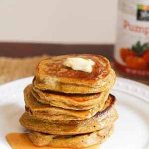 Pumpkin banana blender oat pancakes. A quick and healthy breakfast recipe, packed with protein, nutrients and healthy fats. www.fitnessista.com