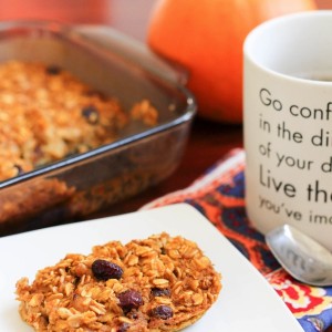 A delicious and healthy pumpkin oatmeal bake. Perfect for a make-ahead breakfast option! www.fitnessista.com