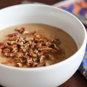 Slow cooker apple pie oatmeal. A perfect make-ahead breakfast recipe for fall! www.fitnessista.com